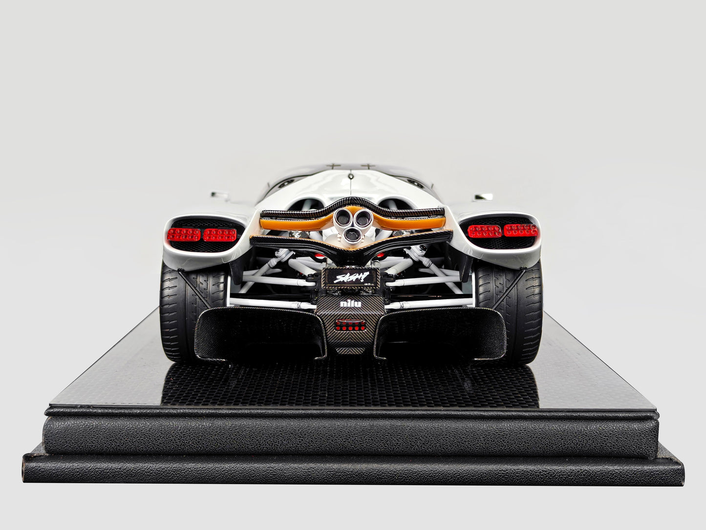 Pre-order FrontiArt Nilu27 White - Limited 500 pcs